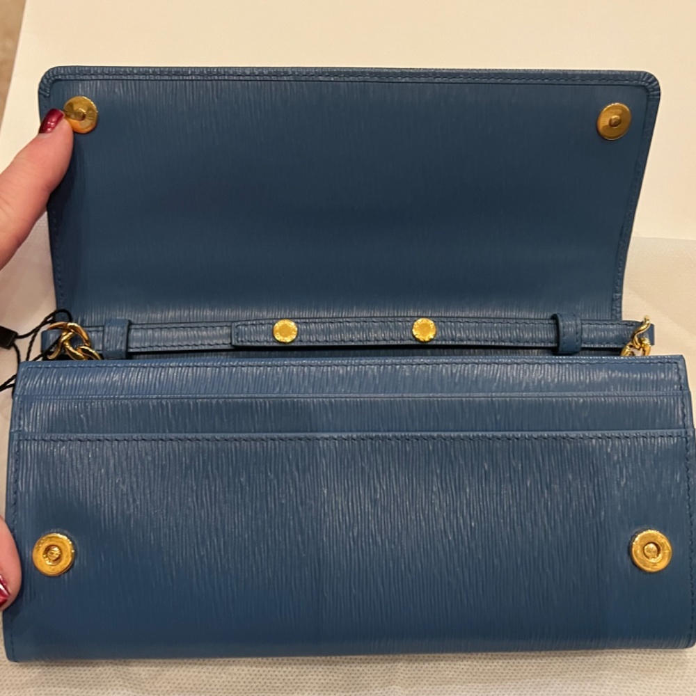 Prada - Picture 2 of 6